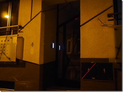 海外アパートの鍵の開け方 路地に面した建物に入る扉、ぼおぅと光るのがインターフォン@ベオグラード 