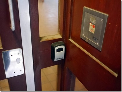 海外アパートの鍵の開け方 中央がキーボックス、右上が電子キー用のパネル@ロンドン 