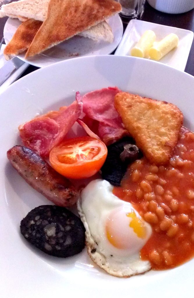 海外ツーリング イギリス コッツウォルズ ブロードウェイ タワー カースル クーム マナーハウス どこで食べても同じ顔ぶれの朝食。さすが英国@The George Hotel, Shipston on Stour 
