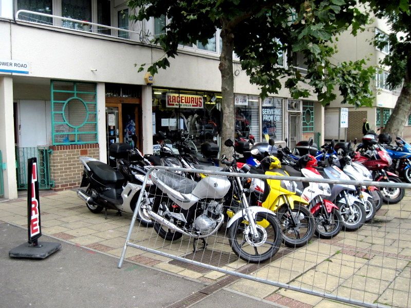 海外ツーリング イギリス編 ロンドン オートバイレンタル  エンジントラブル
店頭にバイクが並ぶ@Raceways Motorcycle Rentals 