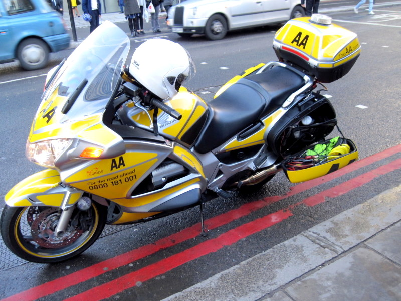 海外ツーリング イギリス編 ロンドン オートバイレンタル  エンジントラブル AA（Automobile Association）の方のオートバイ
