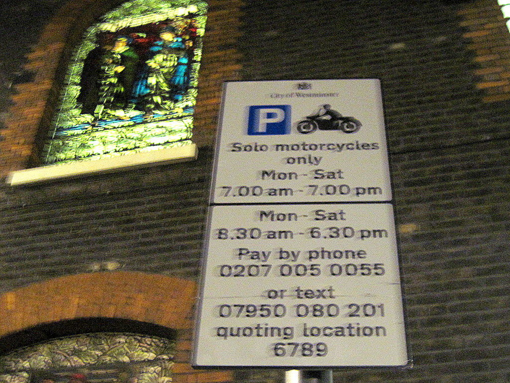 海外ツーリング イギリス編 ロンドン オートバイレンタル  エンジントラブル バイク駐車スペースの標識
