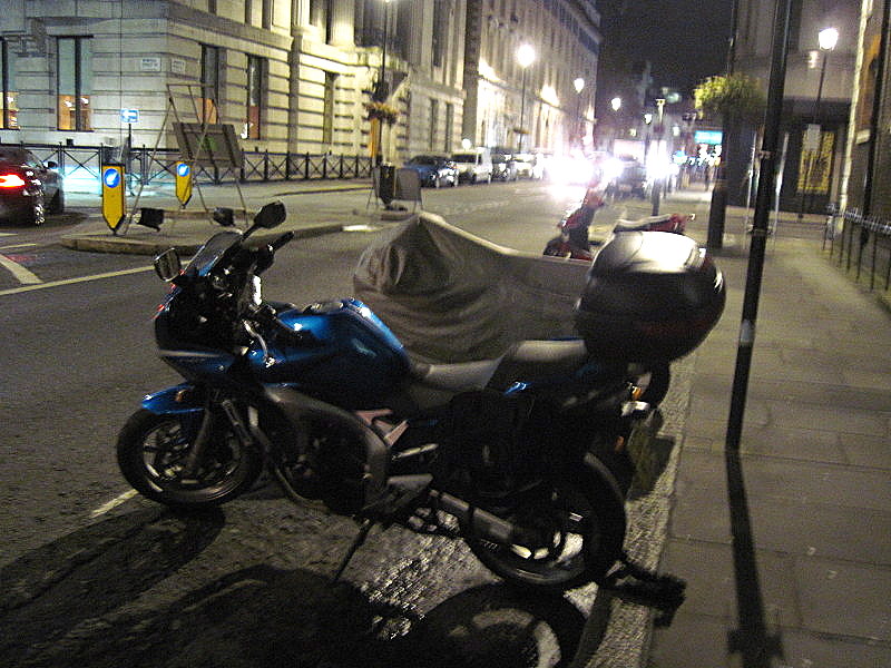 海外ツーリング イギリス編 ロンドン オートバイレンタル  エンジントラブル 夜のバイク駐車スペース、教会前なのでちょっと安心(笑)
