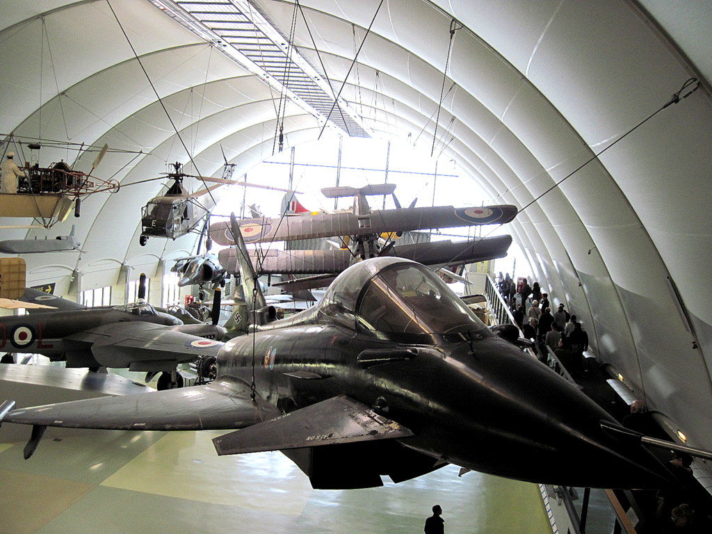 海外ツーリング イギリス ロンドン近郊 オードバイ博物館 イギリス空軍博物館 たくさんの飛行機がお出迎えしてくれるが、まだ序の口@RAF museum 
