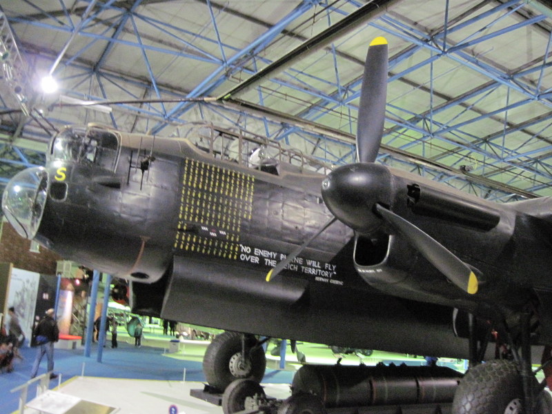 海外ツーリング イギリス ロンドン近郊 オードバイ博物館 イギリス空軍博物館 巨大な爆撃機の機体数も多い、 アブロ ランカスター Mk.I@RAF museum 