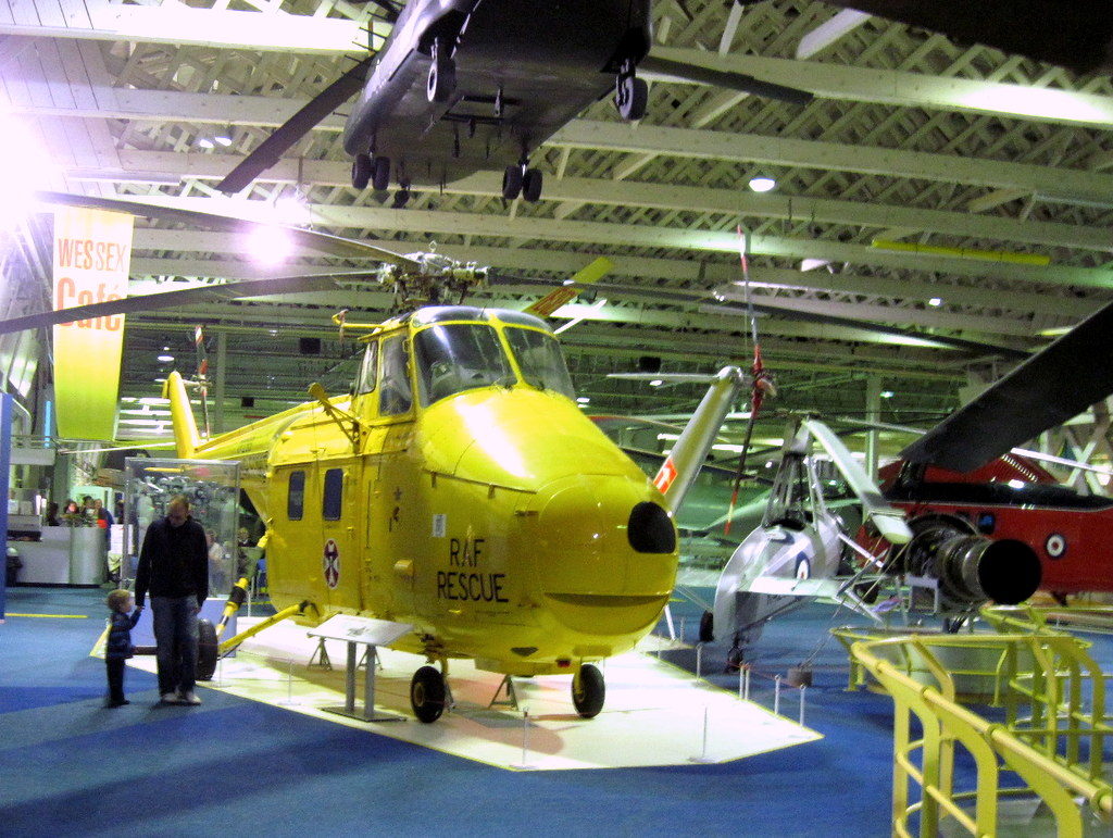 海外ツーリング イギリス ロンドン近郊 オードバイ博物館 イギリス空軍博物館 Westland Whirlwind、米機シコルスキー S-55（Sikorsky S-55）のライセンス版、日本含め各国でライセンス生産されているが、この顔のようなマーキングは初めて。