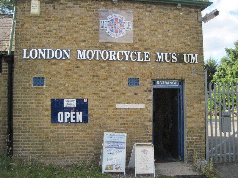 海外ツーリング イギリス ロンドン近郊 オードバイ博物館 イギリス空軍博物館  古風なレンガ造りの博物館入り口@London Motorcycle Museum 