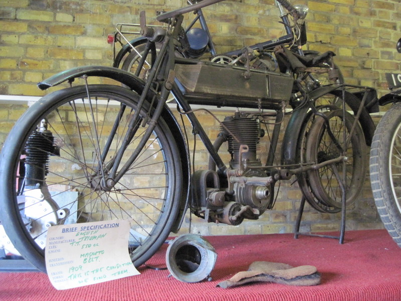 海外ツーリング イギリス ロンドン近郊 オードバイ博物館 イギリス空軍博物館  展示品で最古のトライアンフの1909年のオートバイ@London Motorcycle Museum 