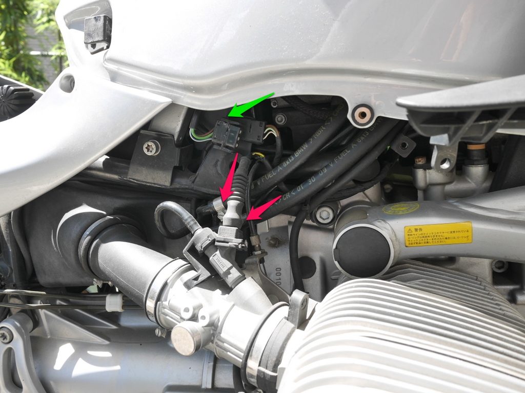 BMW R1150R のバッテリー交換方法 電源コネクタと燃料ホース2本を外す