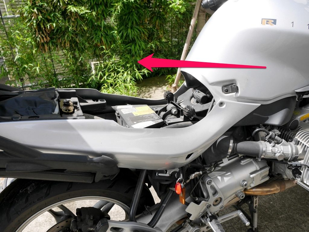 BMW R1150R のバッテリー交換方法 燃料タンクを持ち、やや上方気味に水平に引っ張ると燃料タンクを外すことができる