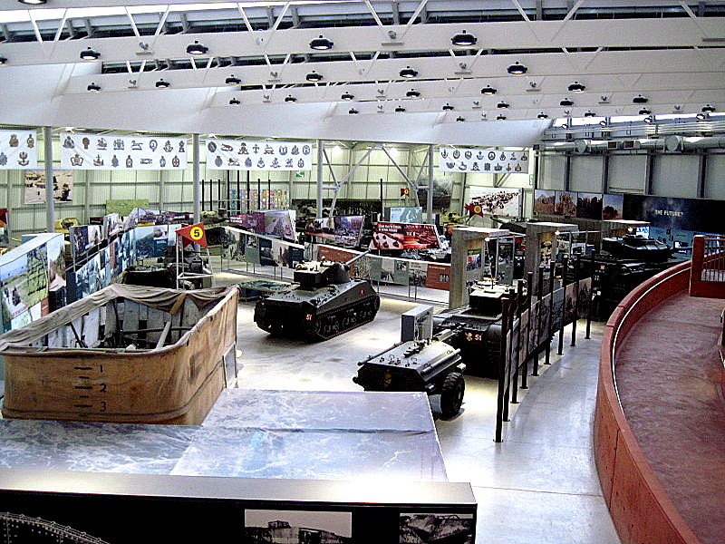 海外ツーリング イギリス ボービントン戦車博物館 ストーンヘンジ 入口そばから大量の戦車が迎えてくれる @Bovington Tank Museum 