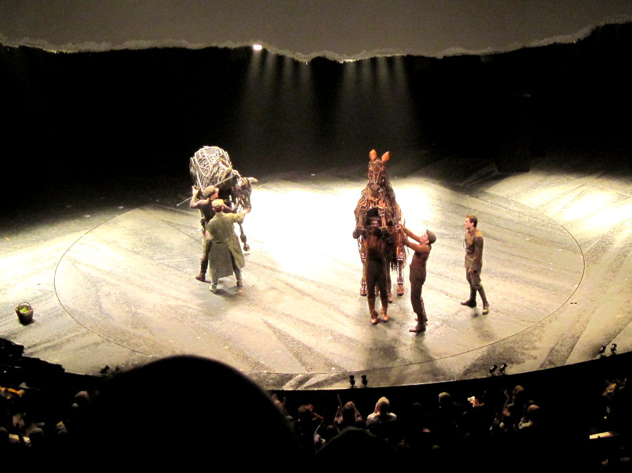 海外ツーリング イギリス ボービントン戦車博物館 ストーンヘンジ  舞台「War Horse」@Gillian Lynne Theatre 