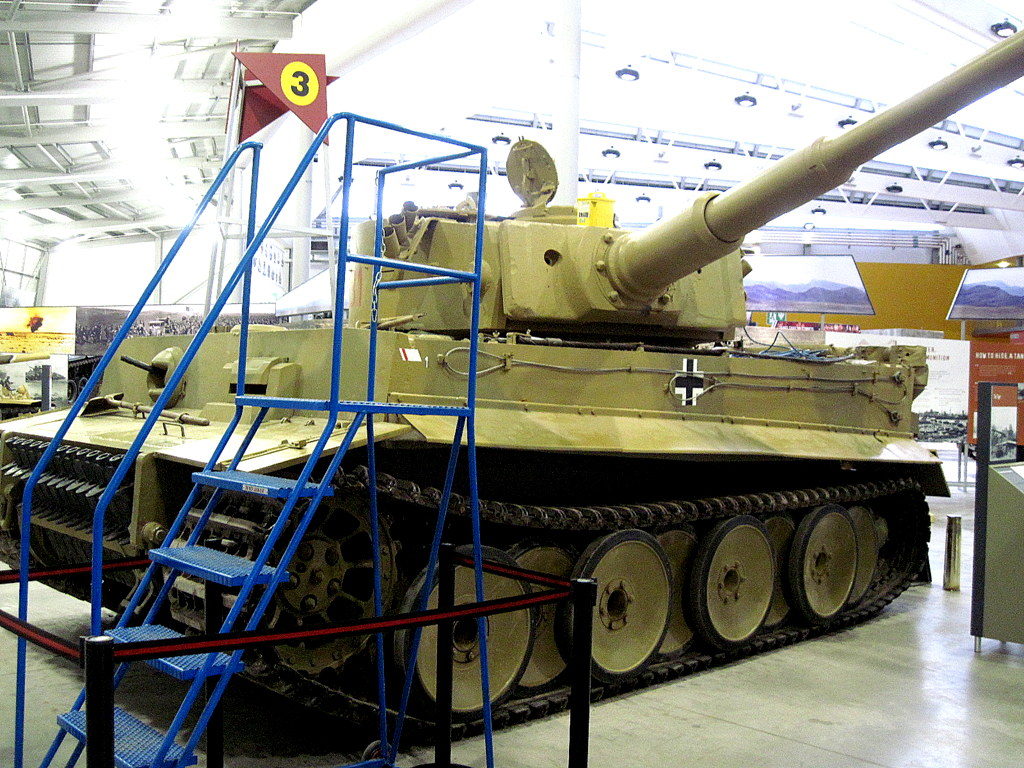 海外ツーリング イギリス ボービントン戦車博物館 ストーンヘンジ タイガー131、前週に走行イベントがあったため、整備用の脚立が置いてあり少々邪魔@Bovington Tank Museum 