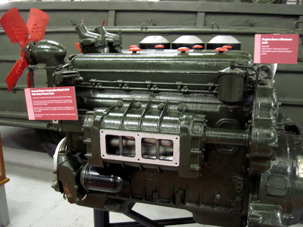 海外ツーリング イギリス ボービントン戦車博物館 ストーンヘンジ シャーマン戦車搭載の ゼネラルモーターGM6046エンジン@Bovington Tank Museum 