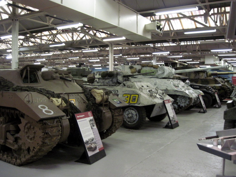 海外ツーリング イギリス ボービントン戦車博物館 ストーンヘンジ 隙間なく戦車が並んでいるので写真を撮る方向も限られている@Bovington Tank Museum 