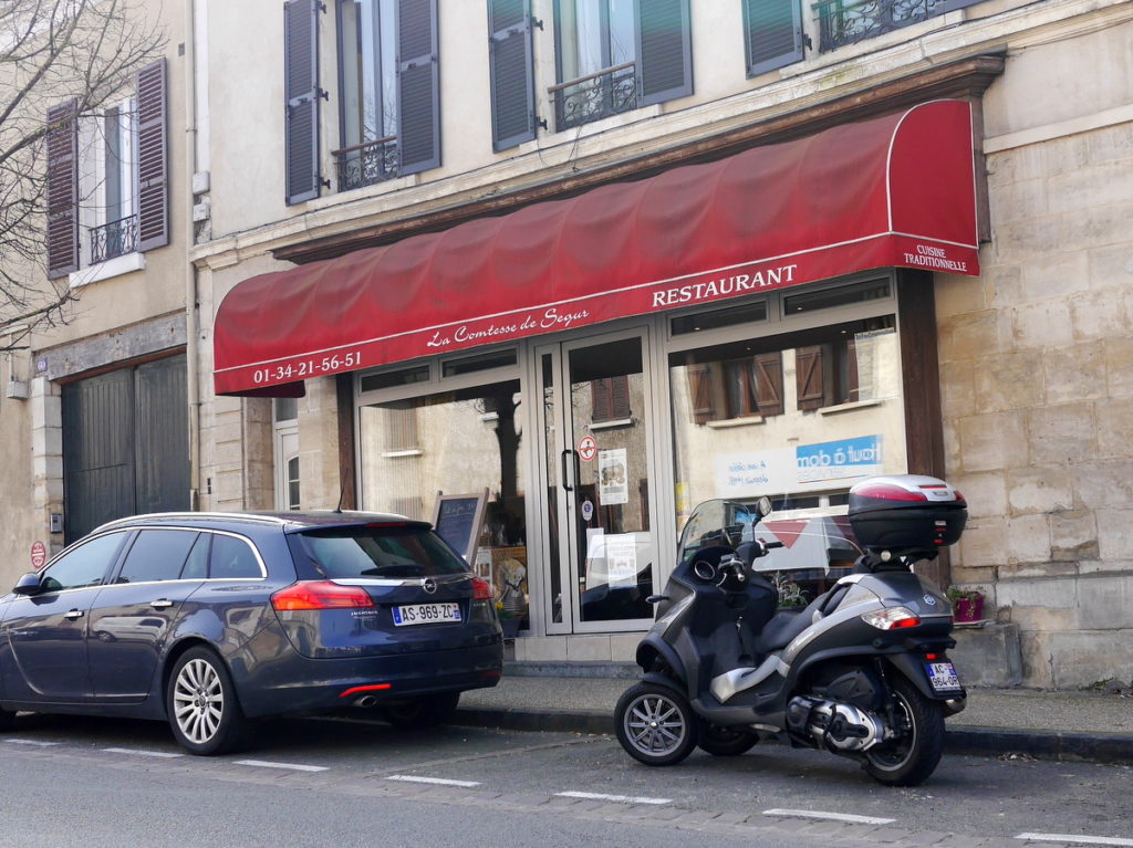 海外ツーリング フランス パリ オートバイレンタル ゴッホ オーヴェル シュル オワーズ 目抜き通りに面したレストラン@La Comtesse de Ségur