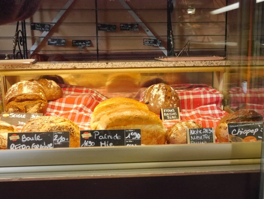 海外ツーリング フランス パリ オートバイレンタル ヴェクサン自然公園 グザングレ 農園 マスタード 田舎のパン屋  店内に並ぶパン@Four à Bois du Vexin 