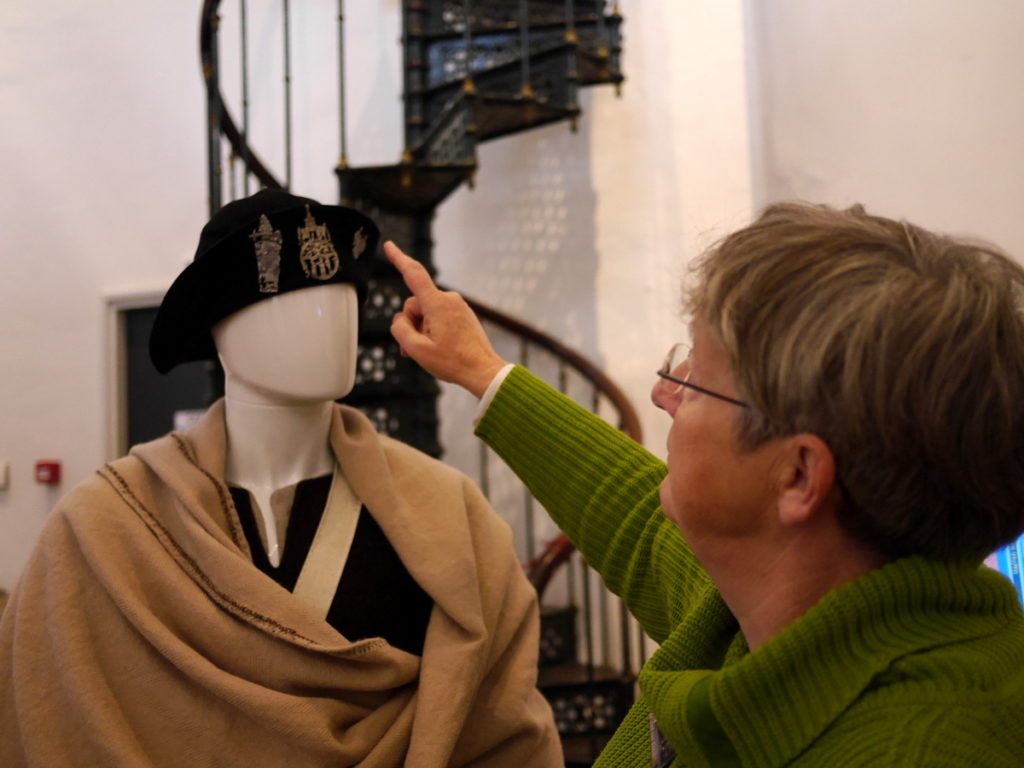 オランダ デンボス スヘルトゲンボス 訪問記 中中世の主婦の暮らしぶり 中世の資料館  巡礼バッチの装着事例@Groot Tuighuis 