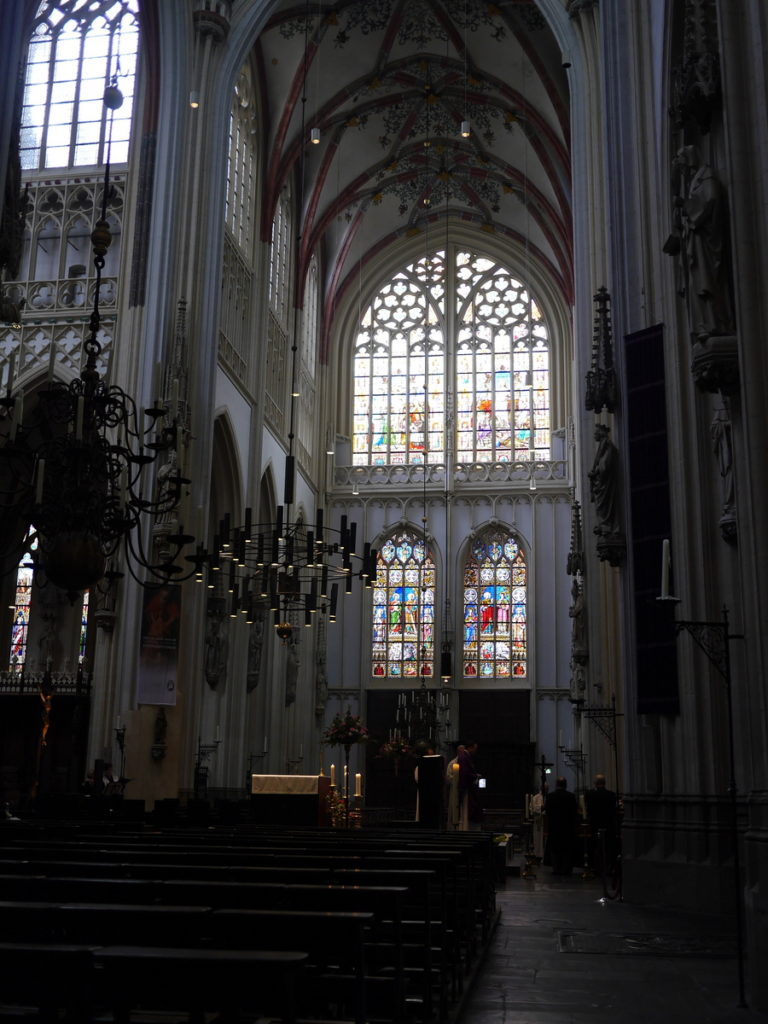 オランダ デンボス スヘルトゲンボス 訪問記 中中世の主婦の暮らしぶり 中世の資料館  ちらっと聖堂の中も覗かせてもらう@Sint-Janskathedraal 