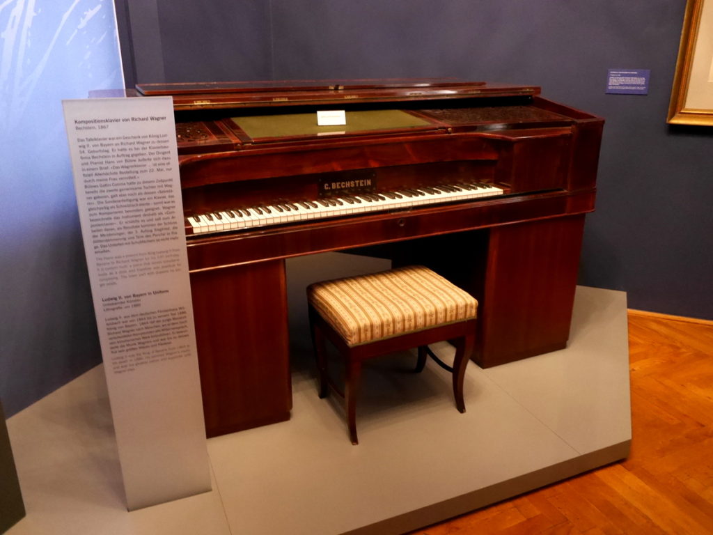 ヴィンヤード型コンサートホール ライプツィヒ・ゲヴァントハウス ワーグナーの机付のピアノ@Old Town Hall - Stadtgeschichtliches Museum Leipzig 