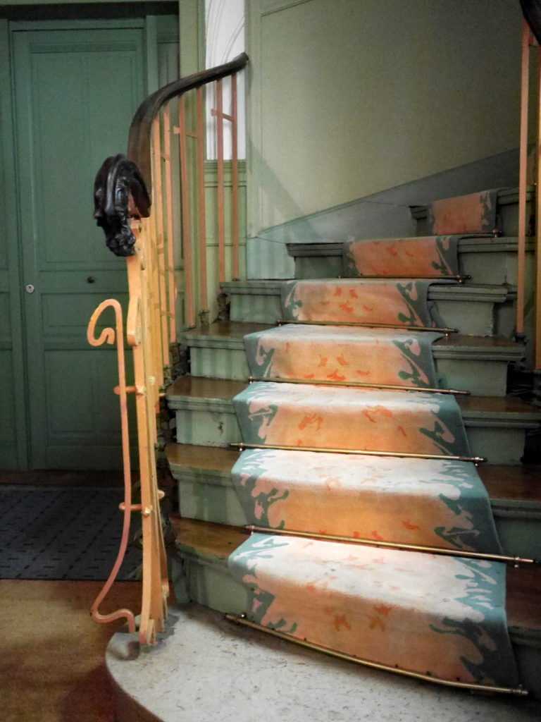 ラジオ・フランスのパリ オーディトリアムにカステル・ベランジェ  屋内の装飾2-アール・ヌーヴォーな階段@Castel Béranger
