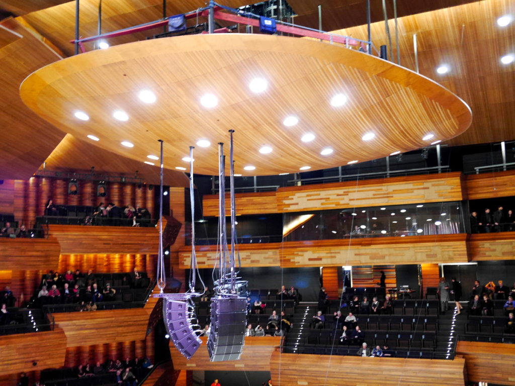 ラジオ・フランスのパリ オーディトリアムにカステル・ベランジェ 反射板の高さ付近まで座席がある@Auditorium de Radio France 
