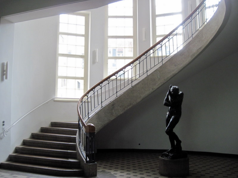 海外ツーリング ドイツ 旧東ドイツ オートバイレンタル ワイマール ヴァイマル バウハウス ワイマール校 本館階段とロダンの彫刻@Bauhaus-Universität Weimar
