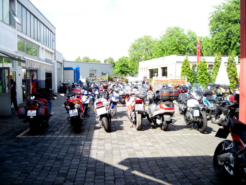 海外ツーリング ドイツ ベルリン オートバイレンタル  バイク置き場@Zweirad-Shop Cintula 