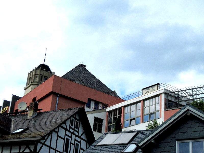海外ツーリング ドイツ 旧東ドイツ バウハウス デザイン ホテル ハウス デス フォルケス グロピウスプロプストツェラ  本館の三角屋根、別館のフラットな屋根、右端はテラス@Haus des Volkes 