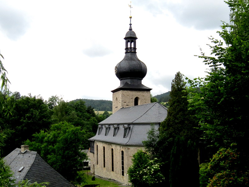 海外ツーリング ドイツ 旧東ドイツ オートバイレンタル テューリンゲンの森   教会の塔の形が面白い@Probstzella 