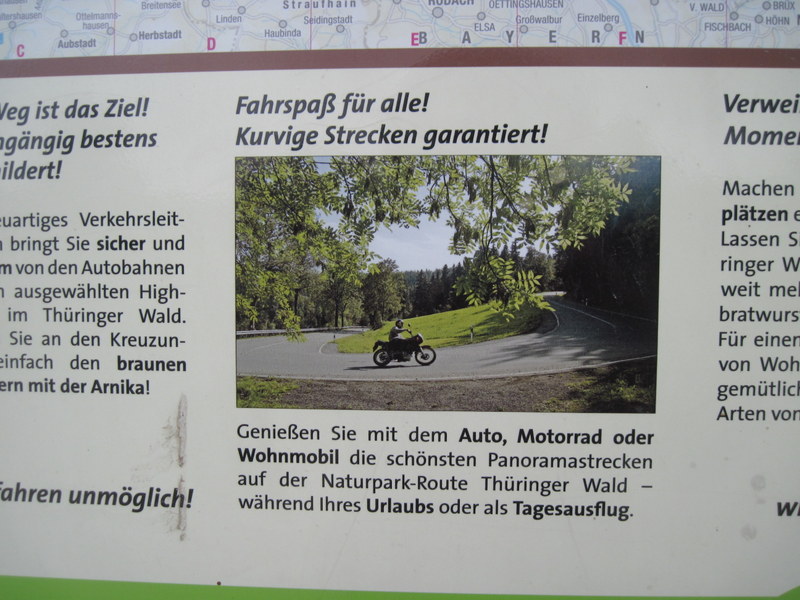 海外ツーリング ドイツ 旧東ドイツ オートバイレンタル テューリンゲンの森  ドライブやツーリングを奨励する看板@Thüringer Wald 