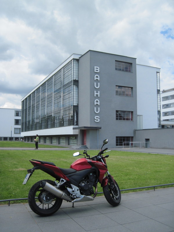海外ツーリング ドイツ 旧東ドイツ オートバイレンタル デッサウ バウハウス デッサウ校  バウハウス校外観@Bauhaus Dessau 