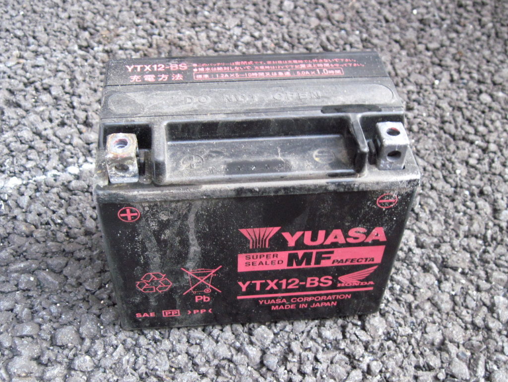 ホンダ フォーサイト EX バッテリー交換方法  YUASA YTX12-BS