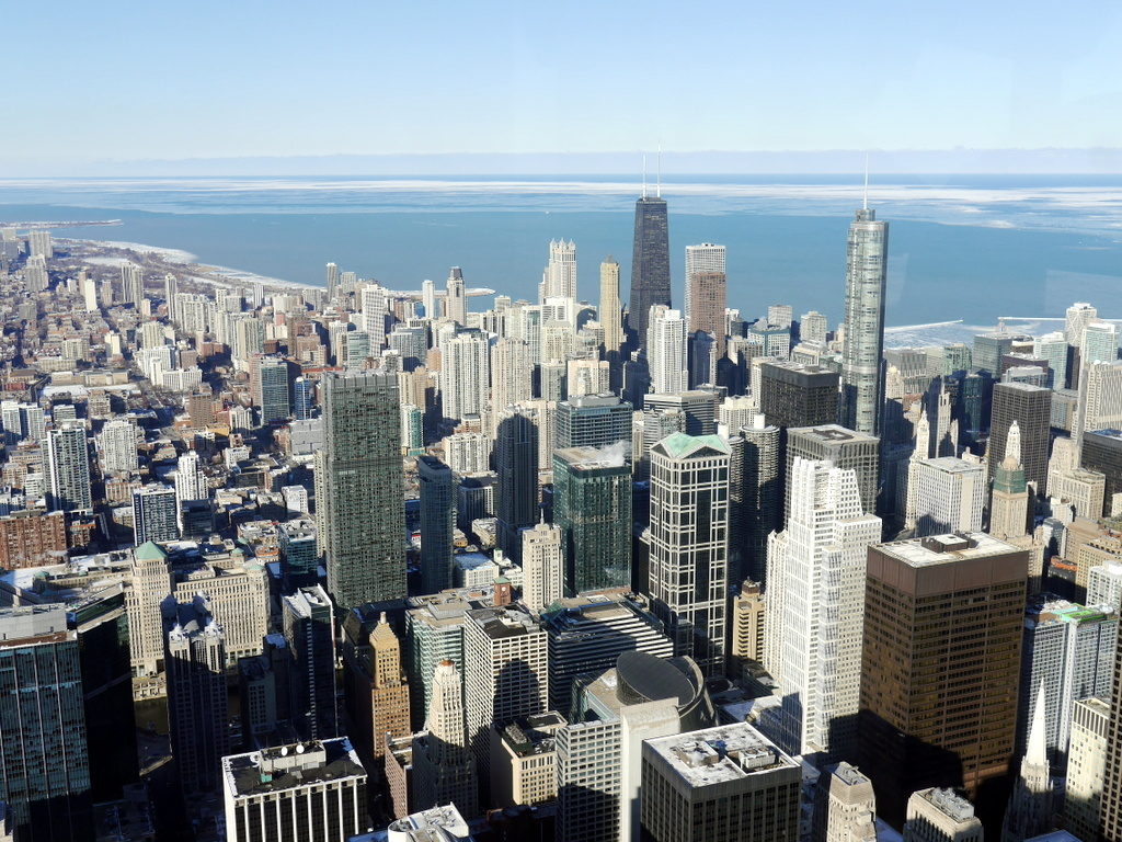 海外ツーリング ドイツ 旧東ドイツ オートバイレンタル  ベルリン デッサウ バウハウス テルテン ジードルンク  名建築の多いシカゴの高層ビル群 @Chicago
中央右、ひときわ高いトランプ・インターナショナル・ホテル・アンド・タワー(Trump International Hotel and Tower)と円形のマリーナ・シティ（Marina City）の間に
ローエによる「IBMオフィスビル」（The Langham, Chicago）が見える