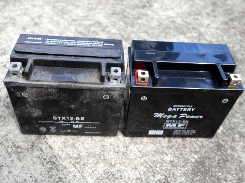 ホンダ フォーサイト EX バッテリー交換方法 左が古いバッテリー、右が交換用のバッテリー 
