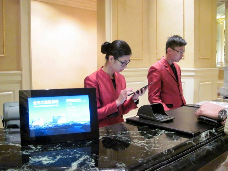海外SIMの購入の仕方、準備、使い分けマカオのホテルフロントにて@ Macau 