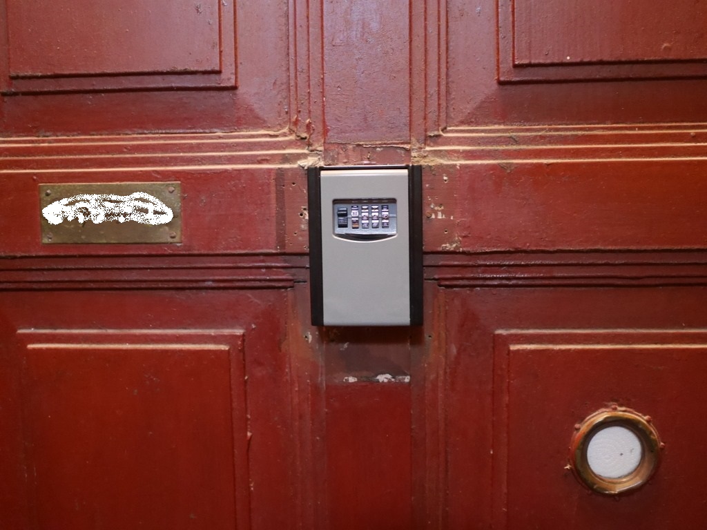 さて この扉の鍵穴はどこで どうやって開けるのでしょう 海外アパートの玄関 部屋の鍵の開け方について ごーふぁーの旅ブログ