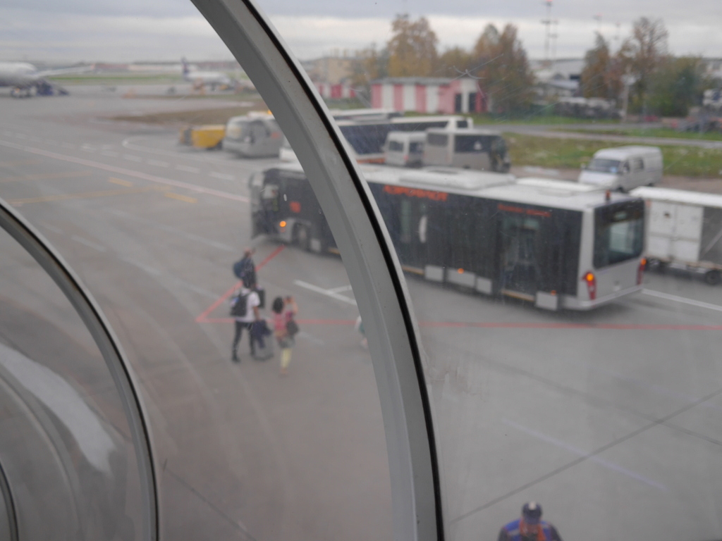 大空港の乗り継ぎ（トランジット）のミスとロストバゲージの恐怖 搭乗機からタラップを降り、送迎バスに向かう@シェレメーチエヴォ空港