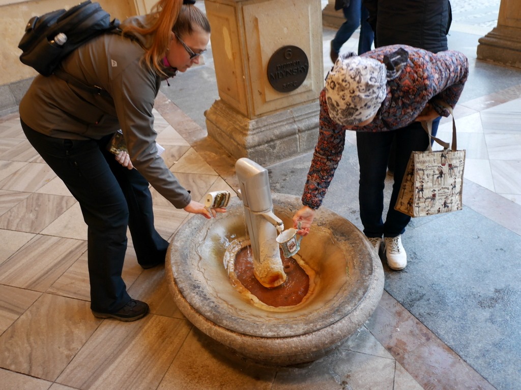 ズデーテン地方 チェコ マリアーンスケー ラーズニェ ロケト カルロヴィ ヴァリ テプリツェ ゲーテ ベートーヴェン 不滅の恋人   吸い口のついた専用の陶器カップ を使う観光客