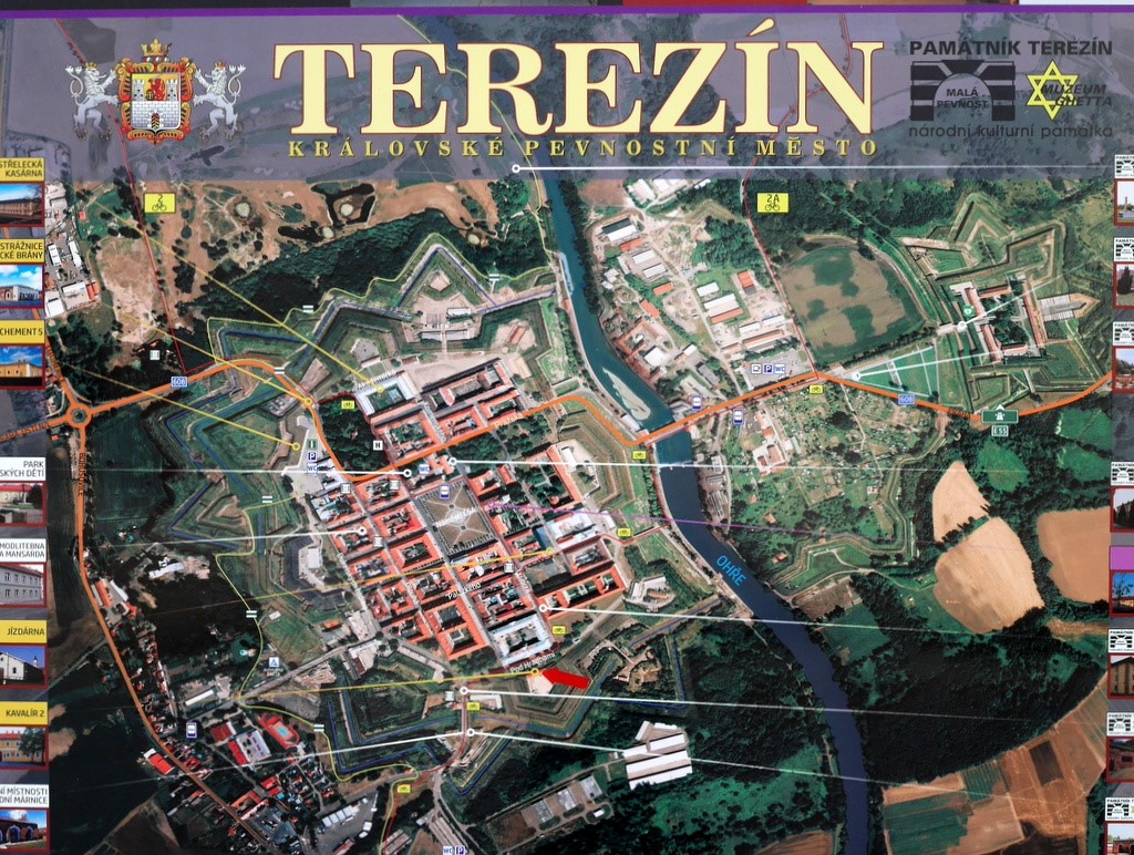 プラハ近郊 テレジーン テレジン テレージエンシュタットカレル アンチェル 大要塞 マクデブルク兵舎 遺骨安置所 火葬場 星型の城塞都市であることがわかるテレジーンの全景の看板 @Terezín