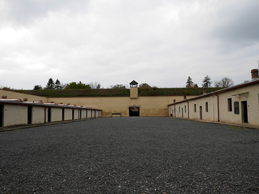 プラハ近郊 テレジーン テレジン テレージエンシュタット 小要塞 中庭と中央の監視塔 @Malá pevnost Terezín  