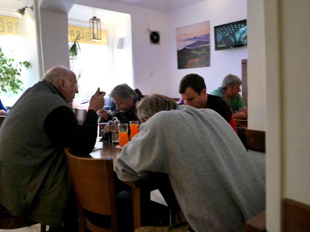 プラハ近郊 テレジーン テレジン テレージエンシュタット テレジーン 食事 レストラン  スープを飲む姿は皆さん猫背@Restaurant Atypik 