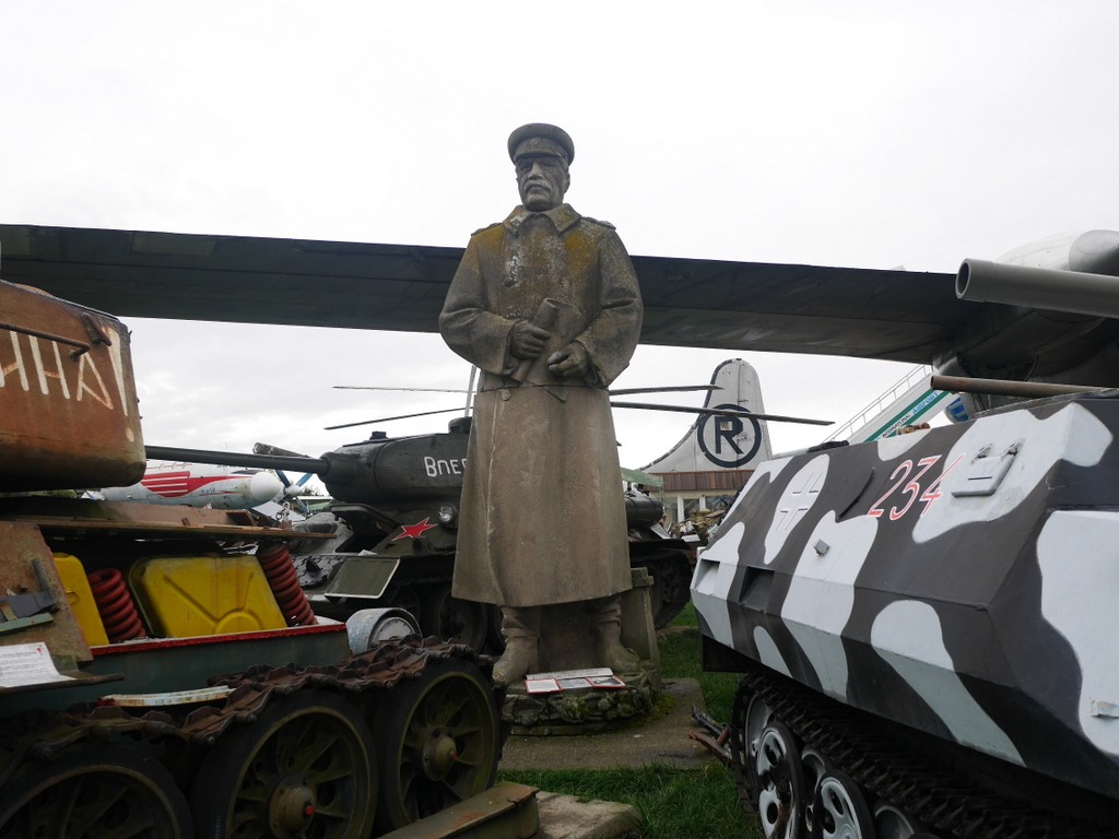 プルゼニ プルゼニュ ピルゼン チェコ ボヘミア 航空機博物館 AirPark スターリン像まであった、どうも市内に飾られていたものらしい@AirPark 