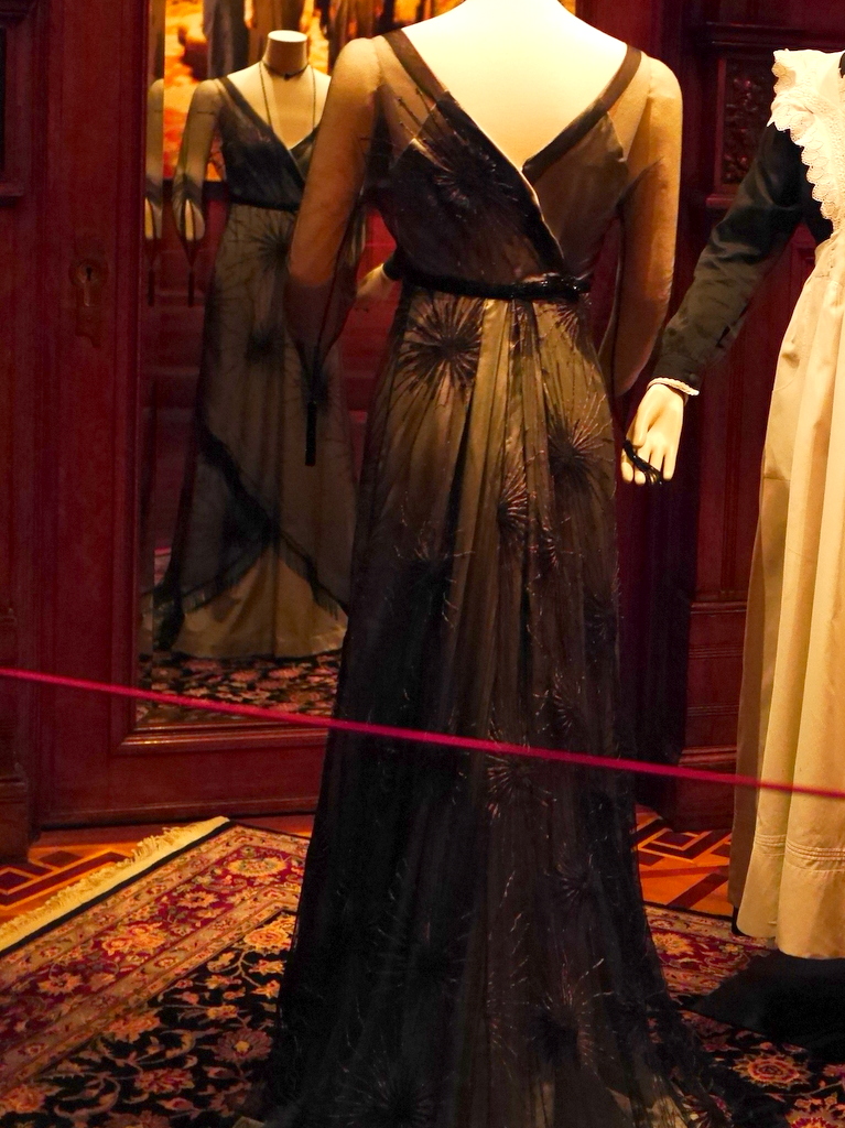 ダウントン アビー DowntonAbbey 衣装展 ファッション シカゴ ドライハウス ミュージアム DRESSING DOWNTON 時代考証   メアリー・クローリーのイブニングドレス（シーズン1、1913年） 
