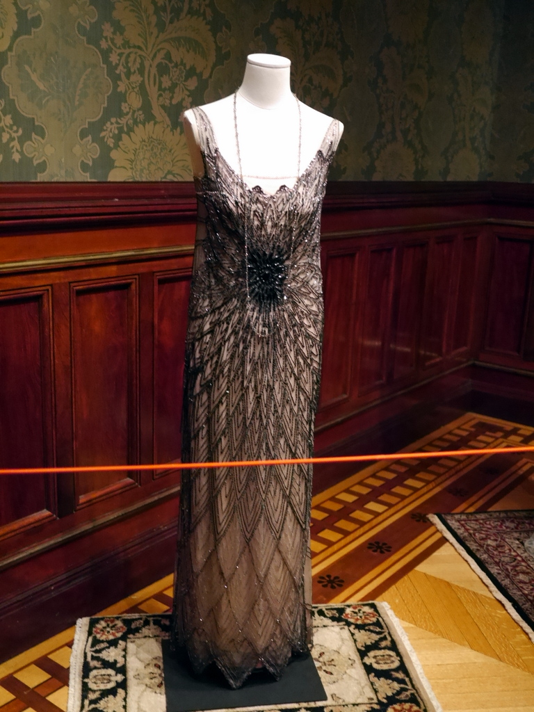 ダウントン アビー DowntonAbbey 衣装展 ファッション シカゴ ドライハウス ミュージアム DRESSING DOWNTON 時代考証   メアリー・クローリー シルクのイブニングドレス（シーズン2、1917-1920年）
