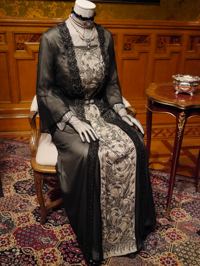 ダウントン アビー DowntonAbbey 衣装展 ファッション シカゴ ドライハウス ミュージアム DRESSING DOWNTON 時代考証   バイオレット・クローリーのイブニングドレス （シーズン3、1920年） 