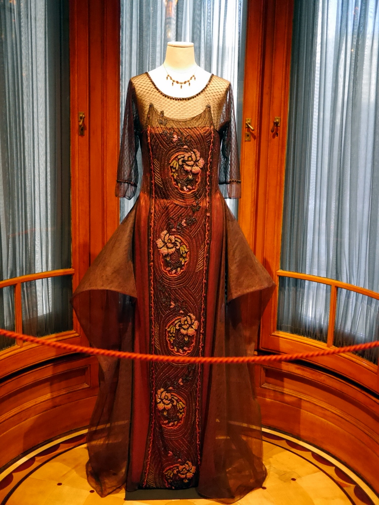 ダウントン アビー DowntonAbbey 衣装展 ファッション シカゴ ドライハウス ミュージアム DRESSING DOWNTON 時代考証   コーラ・クローリー、シルクのイブニングドレス（シーズン3、1920年） 