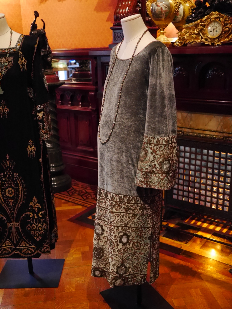 ダウントン アビー DowntonAbbey 衣装展 ファッション シカゴ ドライハウス ミュージアム DRESSING DOWNTON 時代考証   シビル・クローリーのベルベットのマタニティドレス（シーズン3、1920年） 