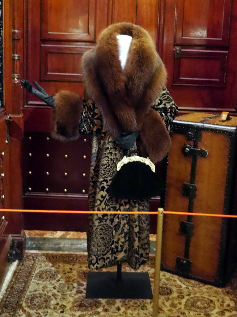 ダウントン アビー DowntonAbbey 衣装展 ファッション シカゴ ドライハウス ミュージアム DRESSING DOWNTON 時代考証   マーサ・レビンソンのシルクを織り込んだコート（シーズン3、1920年） 