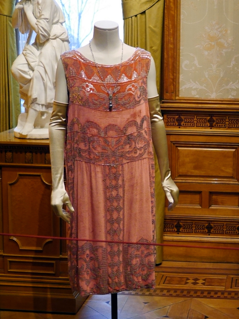 ダウントン アビー DowntonAbbey 衣装展 ファッション シカゴ ドライハウス ミュージアム DRESSING DOWNTON 時代考証   ローズ・マクレアのシルクのイブニングドレス（シーズン4、1922-1923年）